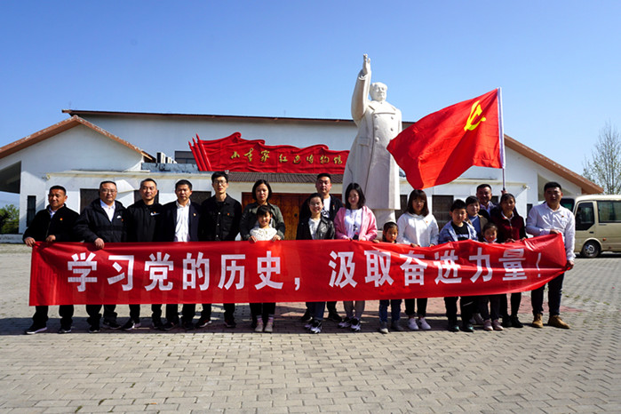 鏀儴鍏氬憳鍦ㄥ皬鏉庡娣捣鎴樺焦鎬诲墠濮旀棫鍧€鍓嶅悎褰�.JPG 鏀儴鍏氬憳鍦ㄥ皬鏉庡娣捣鎴樺焦鎬诲墠濮旀棫鍧€鍓嶅悎褰�.JPG